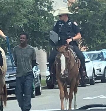 Donalda Neely prowadzony na powrozie przez policjantów na koniach