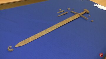 Doskonale zachowany miecz grunwaldzki wydobyty pod Olsztynem
