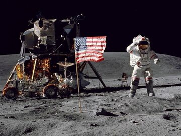 Dowódca misji Apollo 16 John W. Young salutuje fladze USA na Księżycu