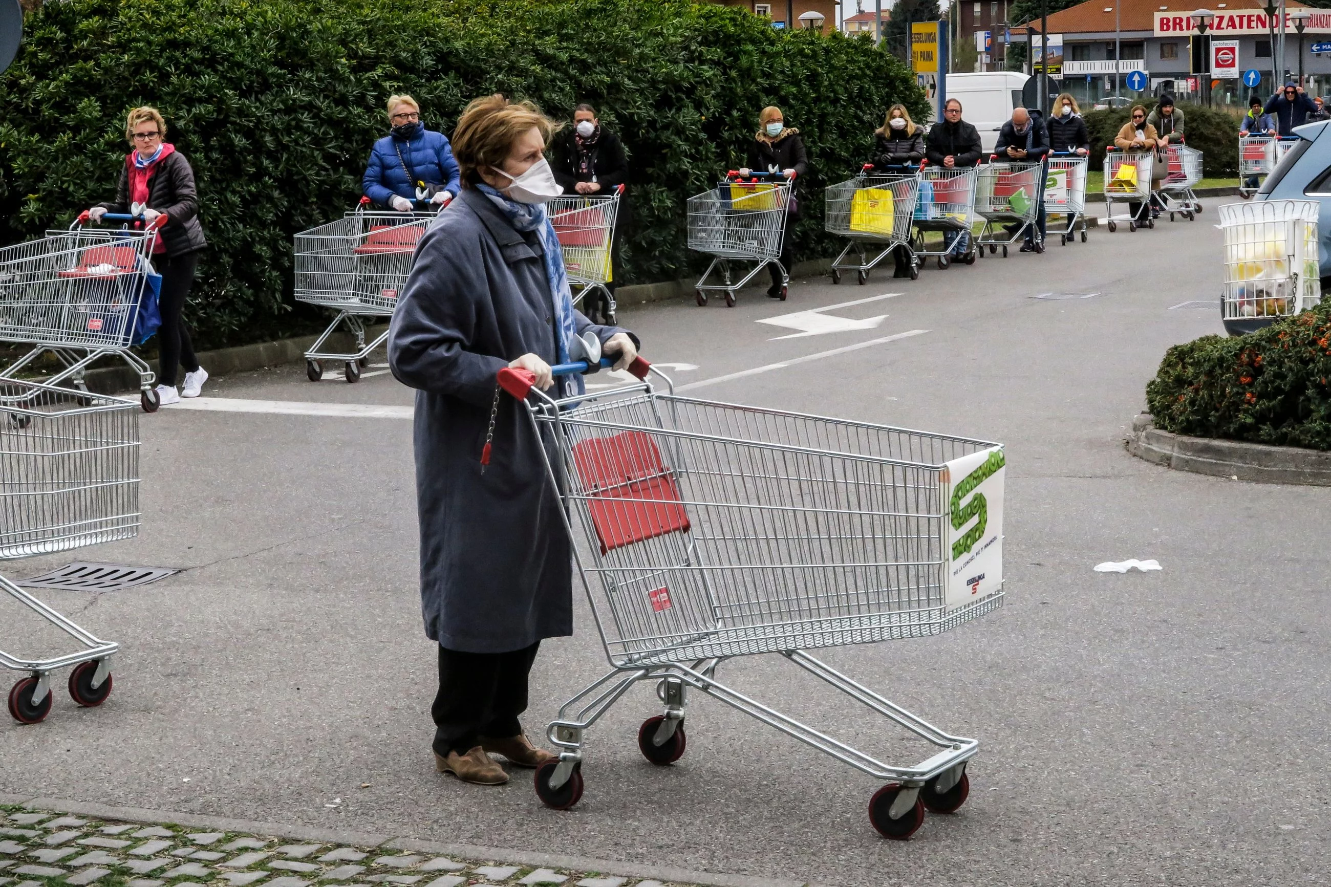 Kolejka do marketu w jednym ze sklepów na terenie Lombardii