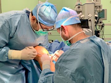 Dr Daniel Kopko i dr Robert Śmigielski w trakcie operacji