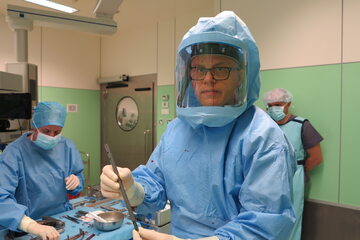 Dr Konrad Słynarski przed operacją i gwóźdź, który znalazł się w kości pacjenta