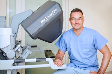 dr n. med. Paweł Wisz, kierownik Centrum Chirurgii Robotycznej NEO Hospital