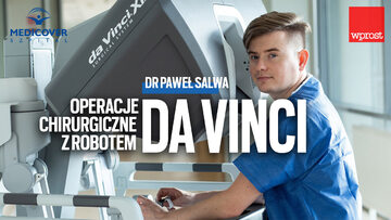 Dr Paweł Salwa wraz z robotem Da Vinci