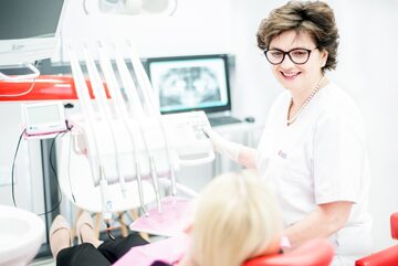 dr Urszula Jarosz-Kajdrys z kliniki stomatologicznej Varsovia Dental w Warszawie