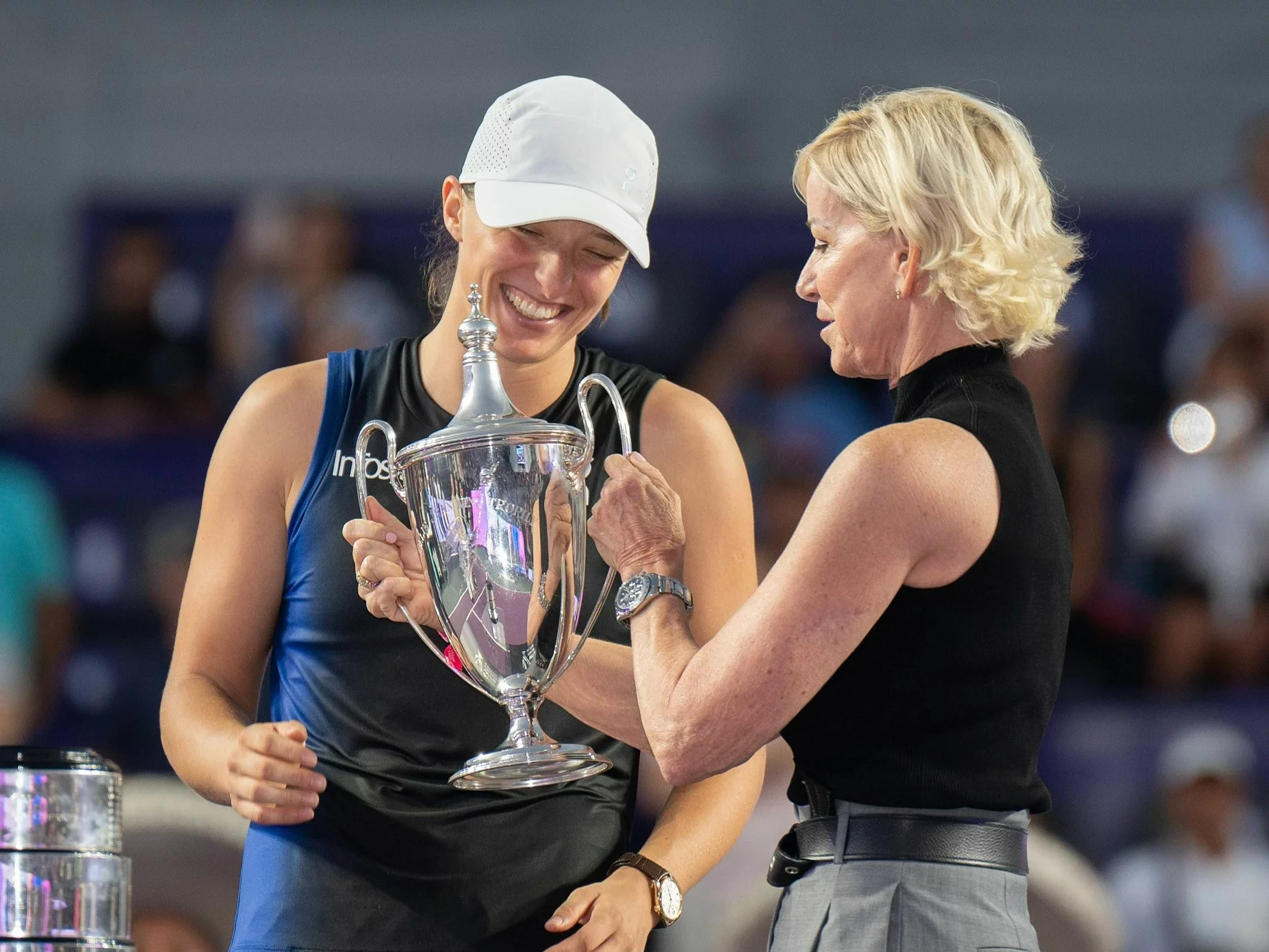 Chris Evert wręczająca Idze Świątek puchar za zwycięstwo w WTA Finals