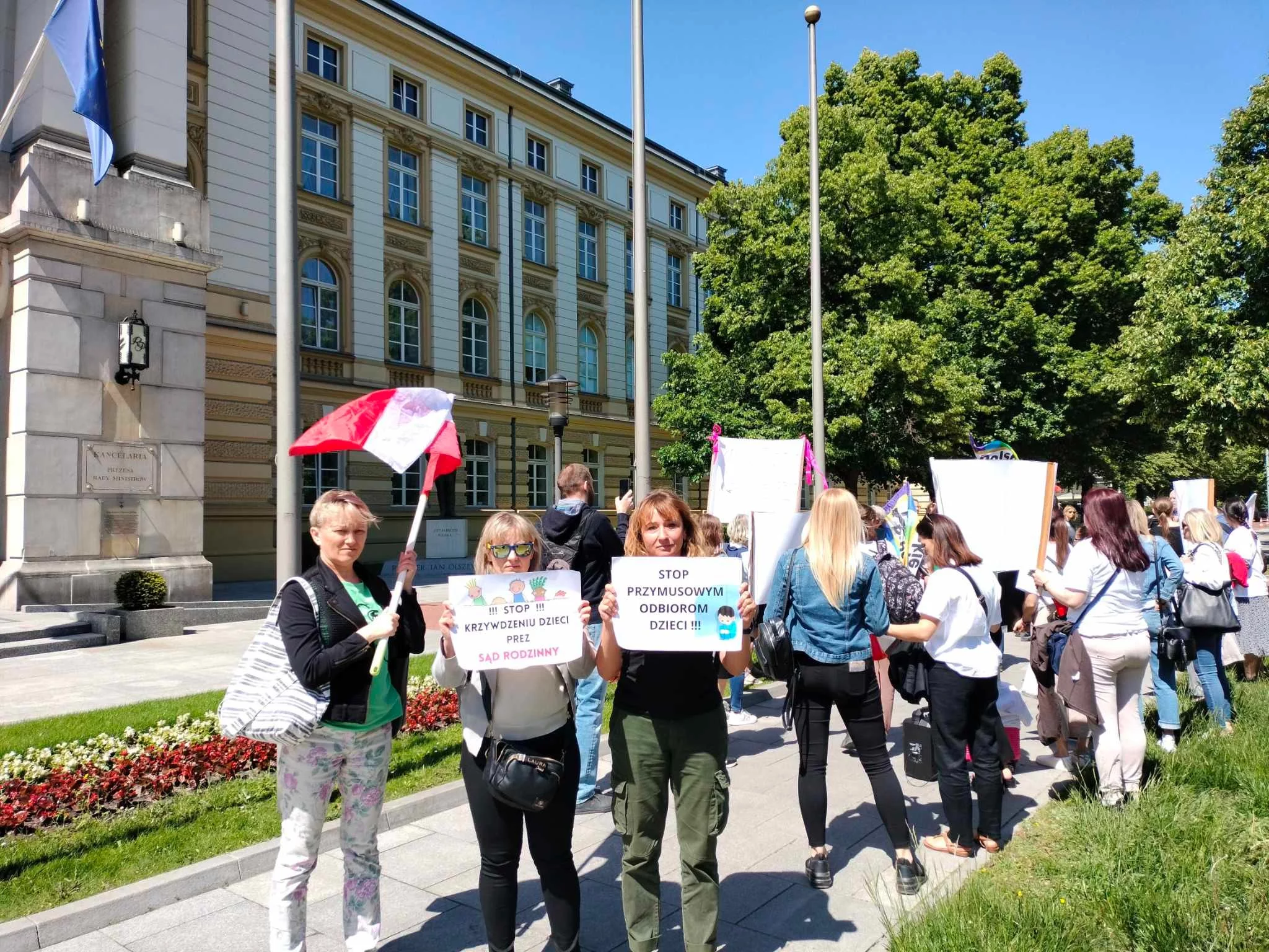 Protest matek przed Kancelarią Premiera