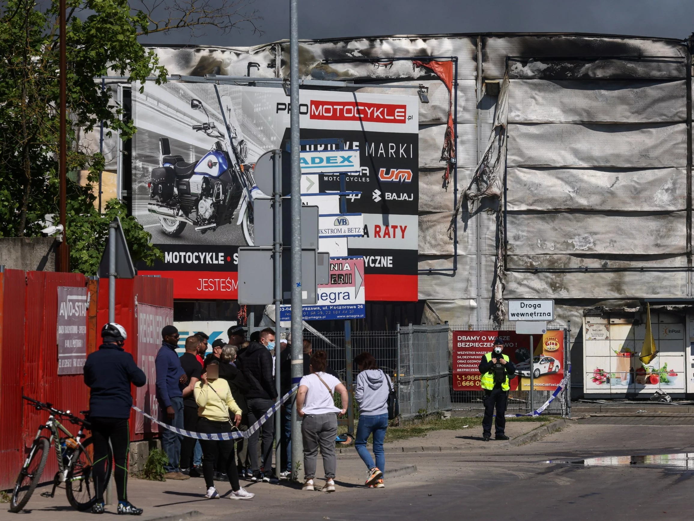 Dogaszanie pożaru kompleksu handlowego przy ul. Marywilskiej