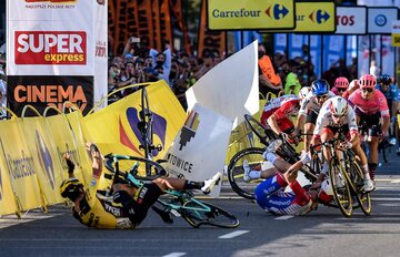 Dramatyczny wypadek na finiszu pierwszego etapu 77. Tour de Pologne