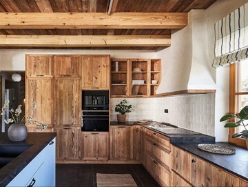 Drewniana kuchnia zyskała nowoczesny charakter dzięki modnemu błękitowi, projekt Helegda Studio