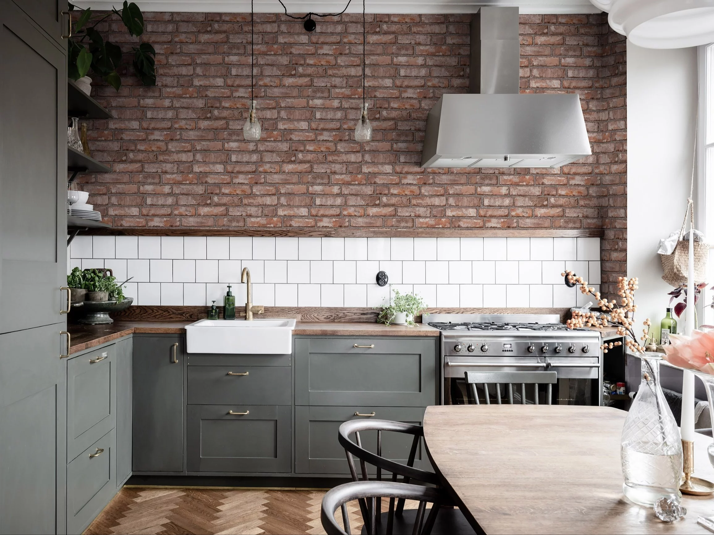 Drewniany blat w kuchni w stylu farmhouse