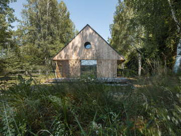 Drewniany dom w lesie, projekt Les Archinautes