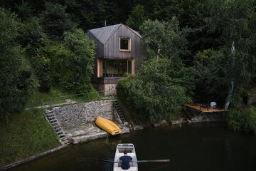 Drewniany domek nad jeziorem, projekt Prodesi / Domesi