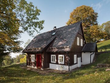 Drewniany domek w Górach Izerskich, projekt Projectica i Denisa Strmiskova Studio