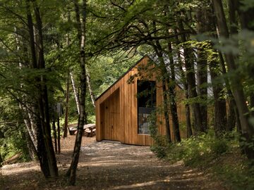 Drewniany domek w lesie, projekt Adam Hofman i Dominik Ilichman
