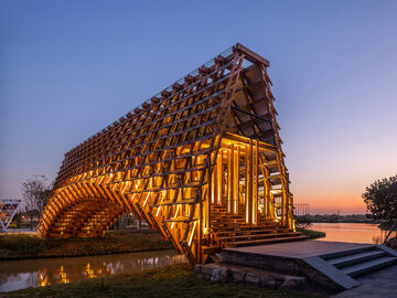 Drewniany most wygięty w łuk, projekt LUO studio