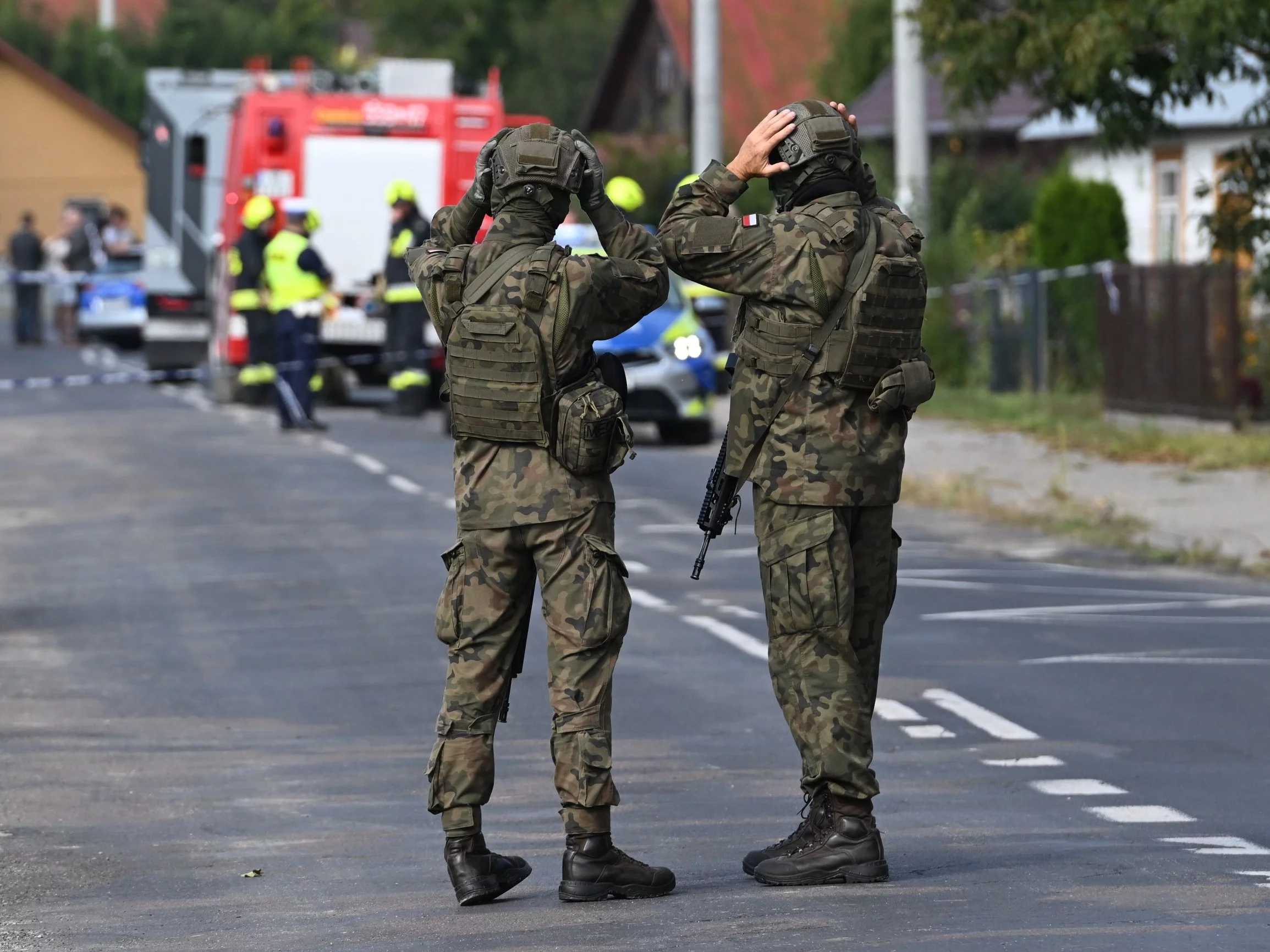 Służby w miejscu uderzenia drona w miejscowości Wyryki