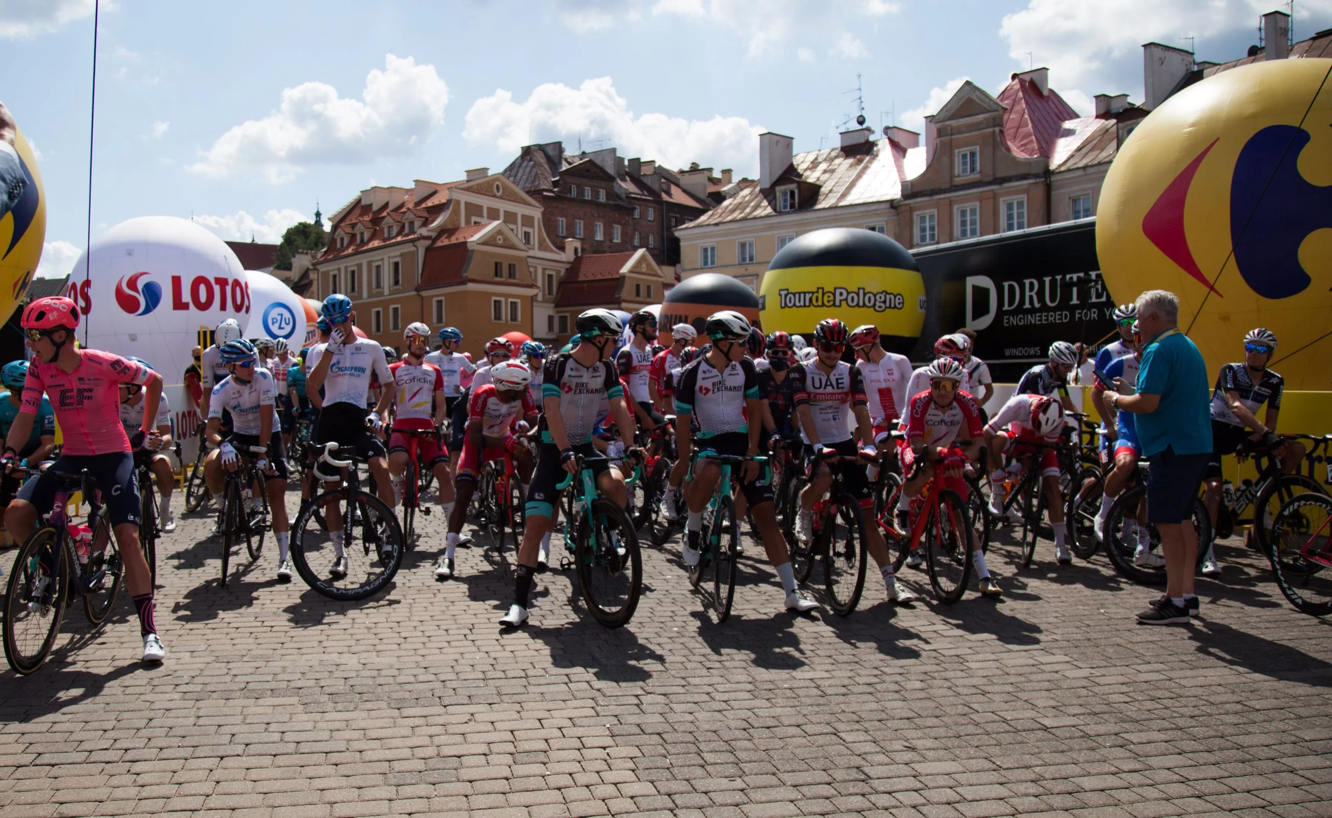 Kolarze na starcie Tour de Pologne w Lublinie