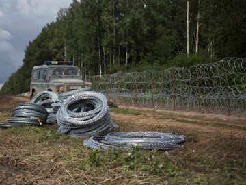 Drut kolczasty na granicy polsko-białoruskiej, zdjęcie ilustracyne