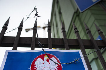 Drut kolczasty powieszony przez aktywistów na budynku Straży Granicznej