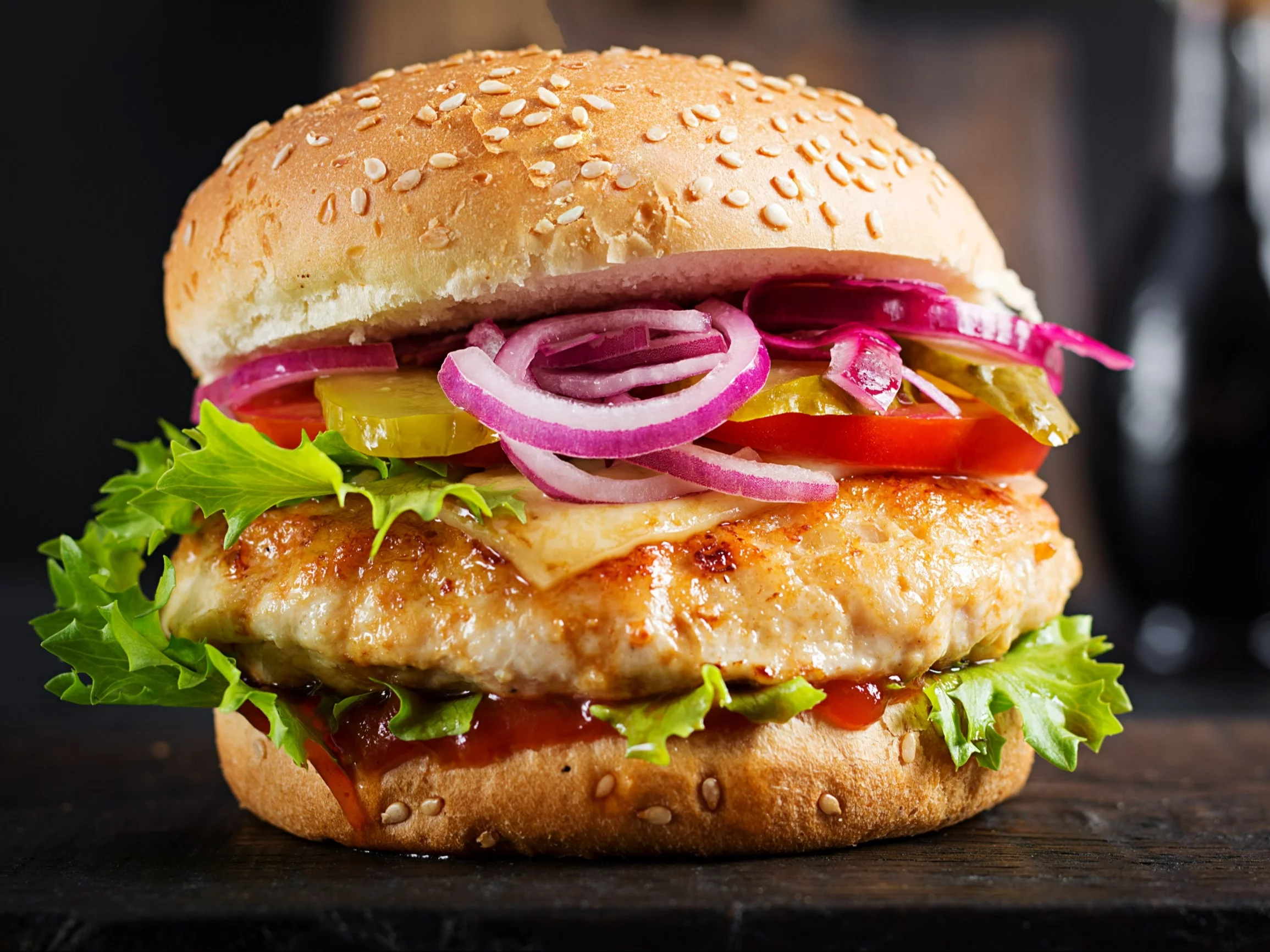 Zdrowy burger z kotletem z kurczaka