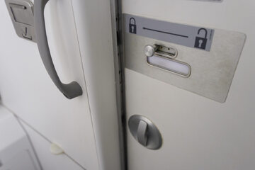 Drzwi do łazienki w samolocie (zdj. ilustracyjne)
