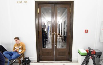 Drzwi prowadzące na jeden z korytarzy w Sejmie