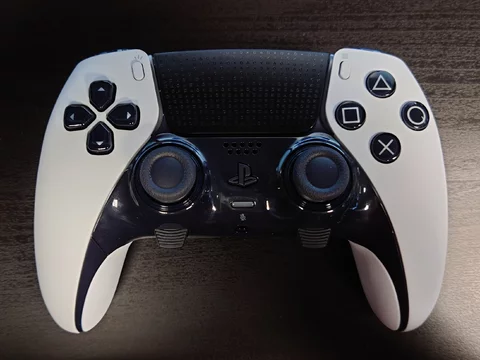 Pad DualSense Edge otrzymany przez redakcję „Wprost” do testów od polskiego oddziału Sony Interactive Entertainment