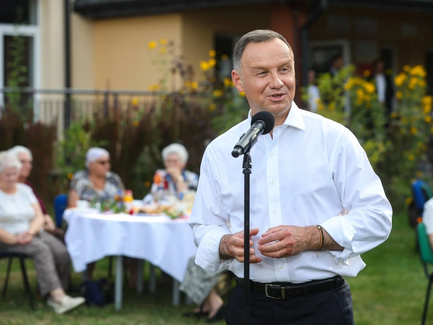 Prezydent Andrzej Duda na konferencji prasowej w domu seniora w Woli Karczewskiej