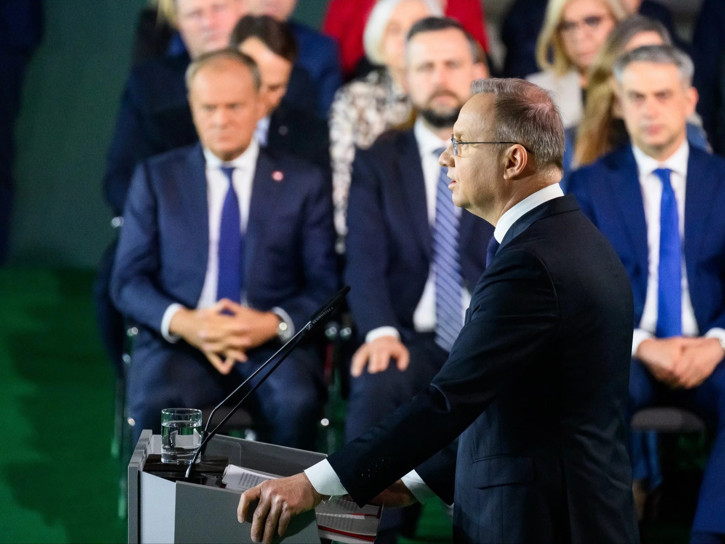 Andrzej Duda, w tle Donald Tusk