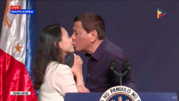 Duterte całuje kobietę na scenie