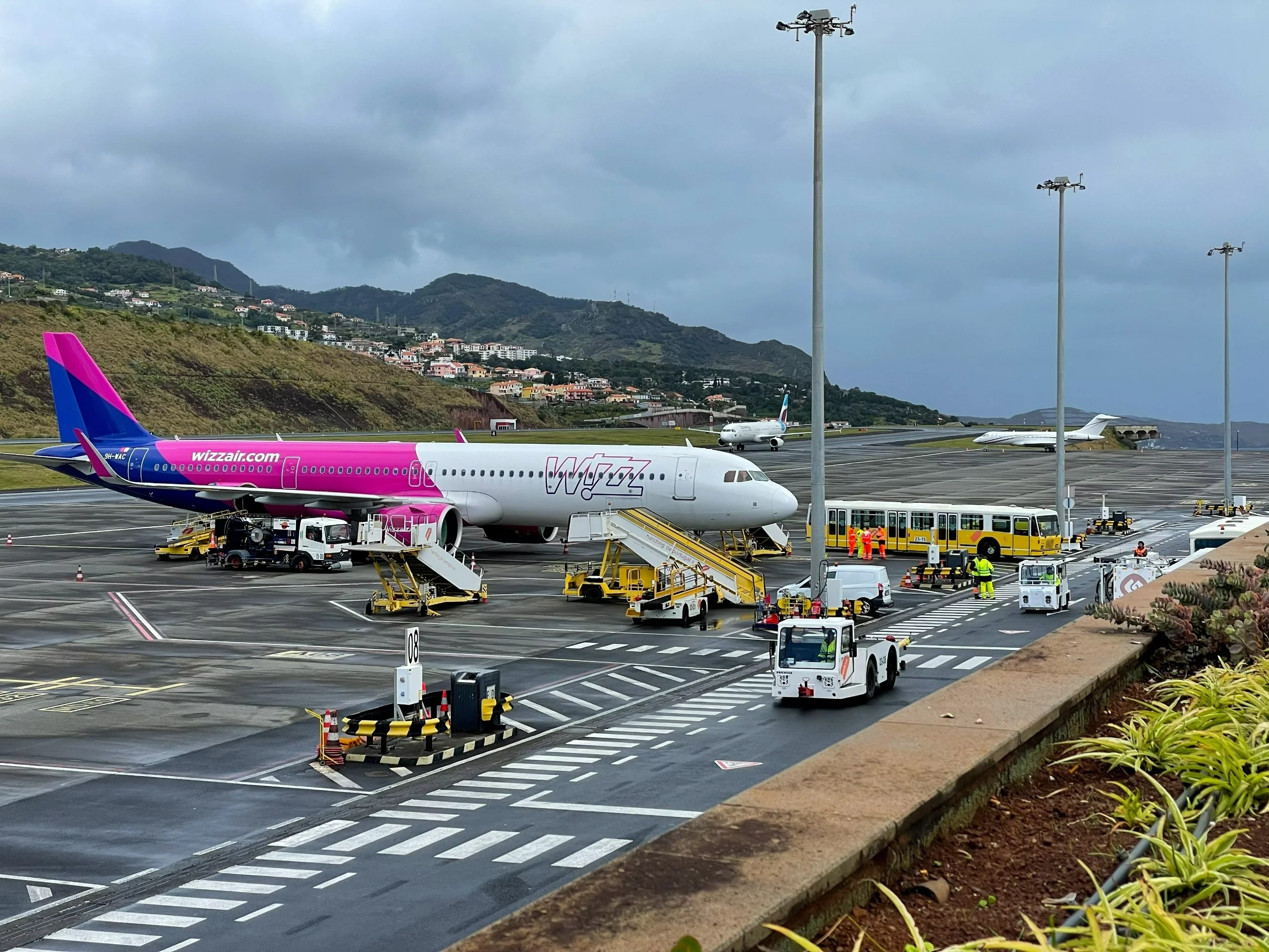Samolot Wizz Air na lotnisku w Funchal