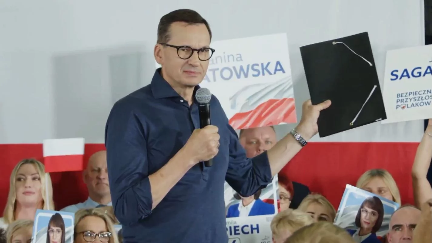 Mateusz Morawiecki z „teczką” Donalda Tuska w Stalowej Woli