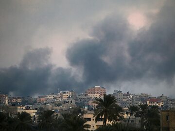 Dym nad bombardowanymi przez Izrael obszarami Strefy Gazy