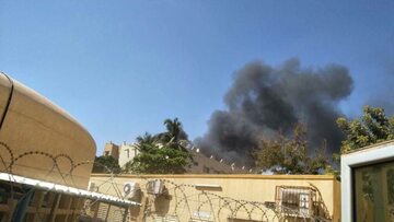 Dym nad francuską ambasadą w Wagadugu