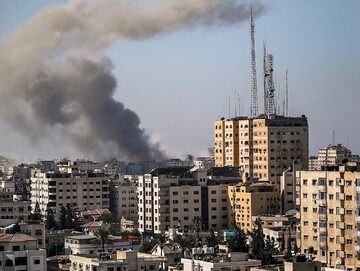 Dym nad miastem Gaza po izraelskim ostrzale