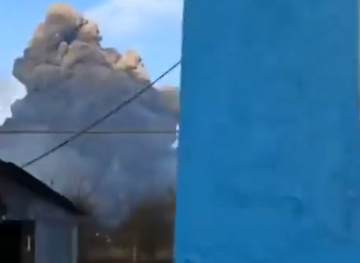 Dym po wybuchu bomby termobarycznej