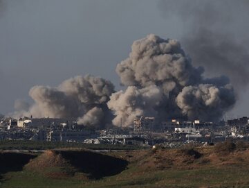 Dym unosi się nad dzielnicą Shejaia w północnej Strefie Gazy po ostrzale izraelskiej armii, widziany z Be'eri w Izraelu, 16 grudnia
