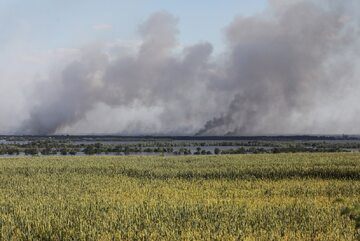 Dym unosi się po ostrzale mosto Antonowskiego w obwodzie chersońskim