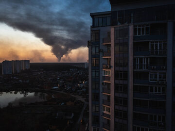 Dym unoszący się nad Buczą, Irpieniem i Hostomelem, 25 marca