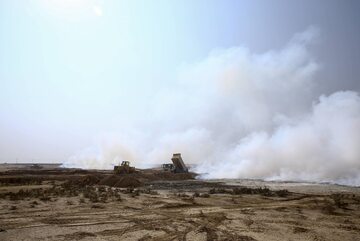 Dym unoszący się nad zakładami chemicznymi, które zostały podpalone przez IS