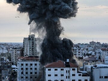 Dym unoszący się z budynku Banku Narodowego po izraelskim nalocie w Strefie Gazy