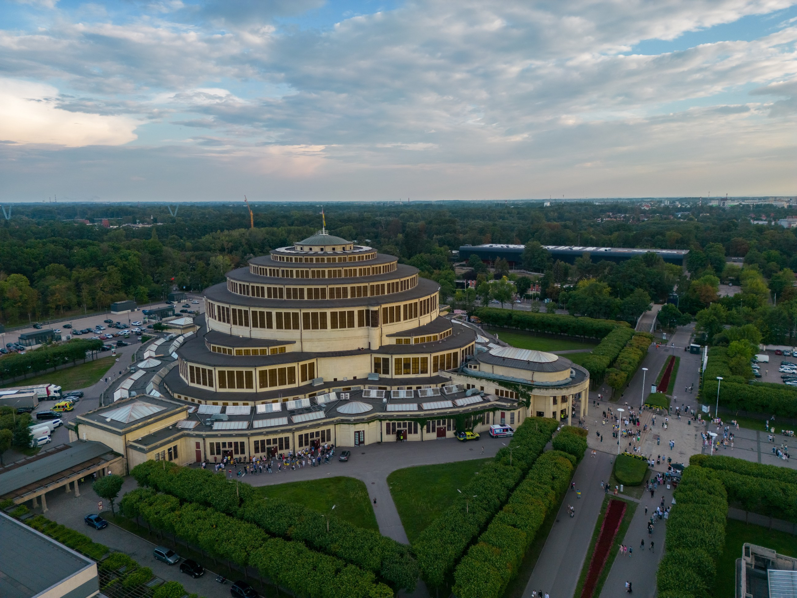Dym uruchomił czujnik. Z Hali Stulecia ewakuowano 700 osób