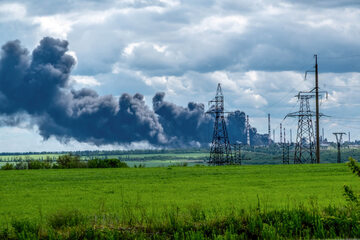 Dym z ostrzelanej przez Rosjan ukraińskiej rafinerii