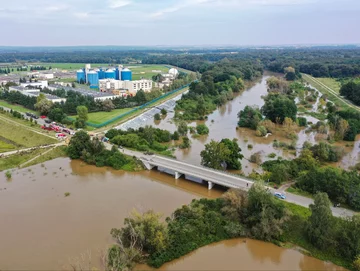 Dynamiczna sytuacja powodziowa. Na zdjęciu z drona sytuacja na Bystrzycy przy oczyszczalni ścieków Janówek we Wrocławiu