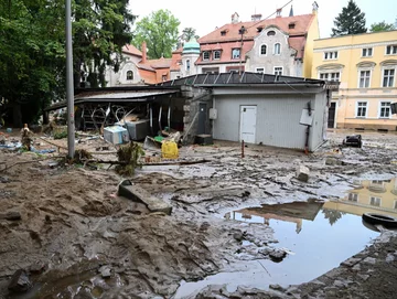 Dynamiczna sytuacja powodziowa. Rzeka Biała Lądecka zalała miasto Lądek-Zdrój