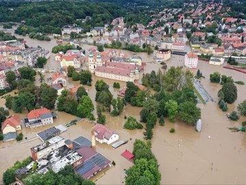 Dynamiczna sytuacja powodziowa. Rzeka Nysa Kłodzka zalała Kłodzko