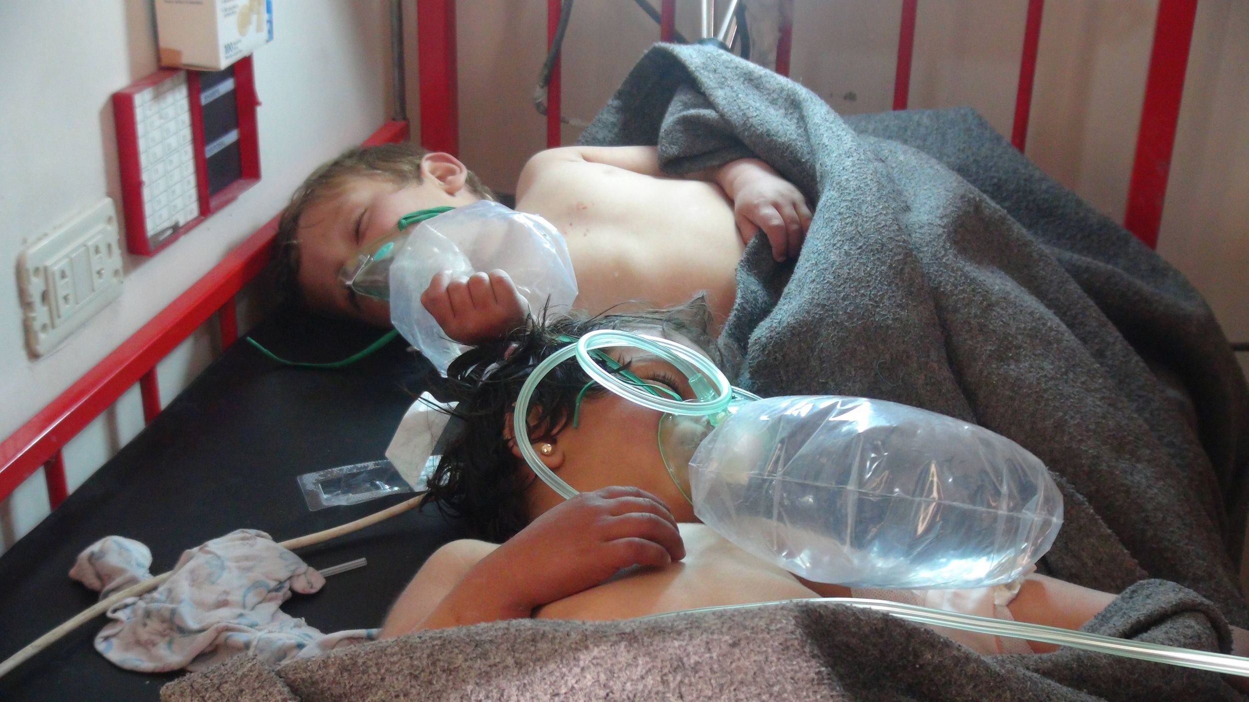 Dzieci leczone po ataku bronią chemiczną w Syrii