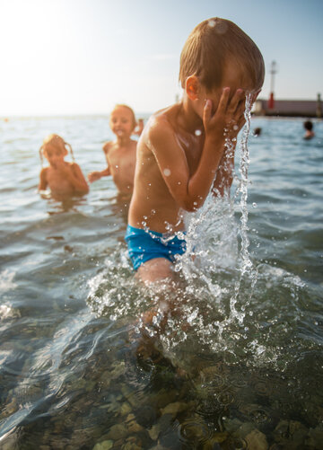 Dzieci na plaży, zdjęcie ilustracyjne