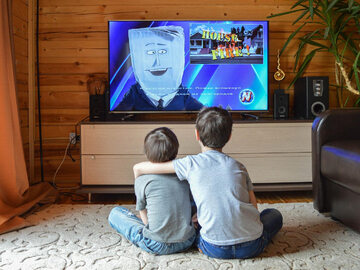 Dzieci oglądające telewizję